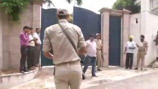 जम्मू-कश्मीर के पूर्व सीएम के घर में जबरन कार लेकर घुस रहा था शख्स, मारा गया