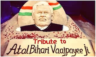 रेत पर चेहरा बना सैंड आर्टिस्ट सुदर्शन पटनायक ने दी अटल बिहारी वाजपेयी को श्रद्धांजलि