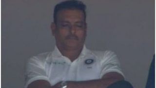 मैच के दौरान रवि शास्त्री को आई नींद, ड्रेसिंग रूम में 'खर्राटा' लेकर हुए ट्रोल, VIDEO