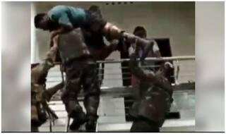 केरल बाढ़: सेना के जज्बे को सलाम, पहली मंजिल पर फंसे दिव्यांग को ऐसे बचाया, VIDEO वायरल