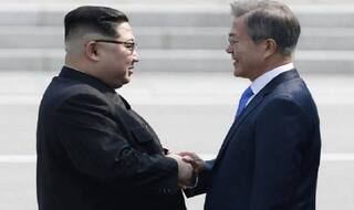 Moon Jae-in, Kim Jong-un Hold First Round of Talks in Pyongyang