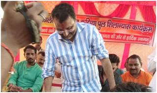 VIDEO: भरी सभा में कार्यकर्ता ने बीजेपी सांसद निशिकांत दुबे के पैर धोए, गंदा पानी पिया
