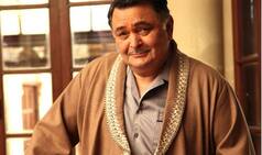 Rishi Floored as Russian Fan Plays 'Main Shayar Toh Nahin' at New York Salon, Video Goes Viral