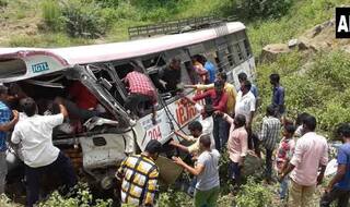 HP: 1 Killed, 4 Injured After Vehicle Carrying Them Falls Into Gorge on Kullu Manali Bank Road in Larankelo