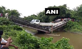 पश्चिम बंगाल में फिर एक और पुल ढहा, सामने आईं हादसे की फोटोज