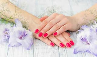  Holi 2021 Nail Care Tips: होली पर स्किन के साथ ही रखें नेल्स का भी खास ख्याल, अपनाएं ये उपाय