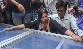 UP CM Yogi Adityanath Hands Over Rs 40 Lakh Cheque to Vivek Tiwari's Kin