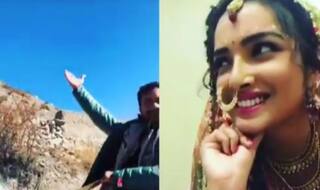 Amrapali Dubey Sings Tenu Leke in Bridal Avatar as Dinesh Lal Yadav Comes on a Horse - Watch Video