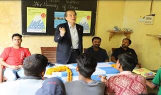 'सुपर 30' के छात्रों को जापान में पढ़ने का न्योता देने पटना पहुंचे योशिनो