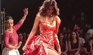 थाई हाई स्लिट गाउन पहन रैंप पर उतरीं शिल्पा शेट्टी, तारीफ में ये बोले राज कुंद्रा...