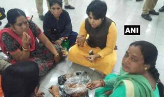 सबरीमाला मंदिर विवाद: एयरपोर्ट से बाहर नहीं निकल पा रहीं तृप्ति देसाई, जमीन पर बैठ किया नाश्ता