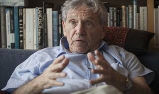Israeli Writer Amos Oz Dies at 79, Says Daughter