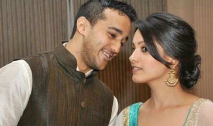 Naagin 3 Fame Anita Hassanandani Looks Hot as Hell in White And Golden Ethnic Wear as She Twins With Her Husband Rohit Reddy – See Picture Naagin 3 Fame Anita Hassanandani Looks Hot as Hell in White And Golden Ethnic Wear as She Twins With Her Husband Rohit Reddy – See Picture