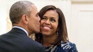 क्रिसमस ट्री के नीचे बराक ओबामा ने मिशेल को किया Kiss, तस्‍वीर देख नहीं भर रहा लोगों का दिल...