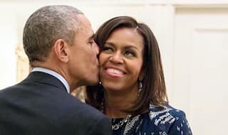 Barack Obama Kissing Wife Michelle Under a Mistletoe on Christmas is Twitter's Favourite Thing Currently