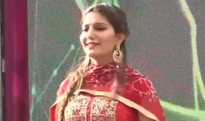 Haryanvi Hottie And Chetak Fame Sapna Choudhary Flaunts Her Sexy Thumkas on Haryanvi Song During Stage Performance – Watch Haryanvi Hottie And Chetak Fame Sapna Choudhary Flaunts Her Sexy Thumkas on Haryanvi Song During Stage Performance – Watch