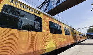 Tejas Express News: स्टेशन पर बिना रुके आगे बढ़ गई ट्रेन, फिर यात्रियों को...