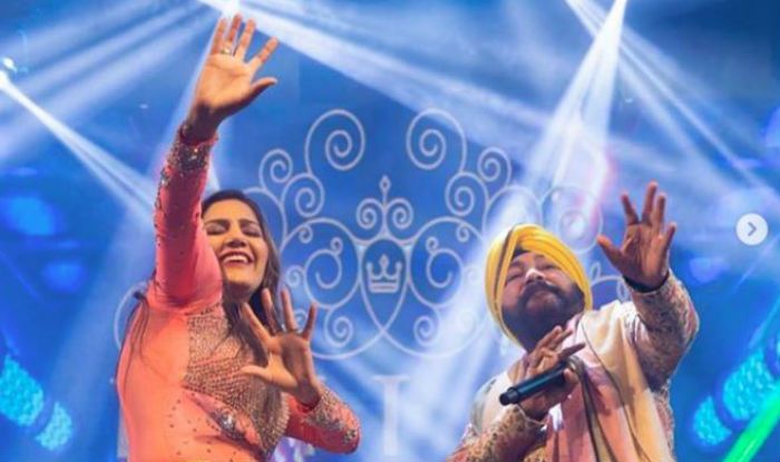 Haryanvi Sensation Sapna Choudhary Ditches Hot Thumkas, Performs Bhangra With Daler Mehndi in a Delhi Event, Take a Look Haryanvi Sensation Sapna Choudhary Ditches Hot Thumkas, Performs Bhangra With Daler Mehndi in a Delhi Event, Take a Look