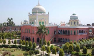 दारूल उलूम का नया फतवा: बिना इजाजत कॉल रिकॉर्ड, मर्दों के साथ पुरुषों का खड़े होकर खाना है गुनाह
