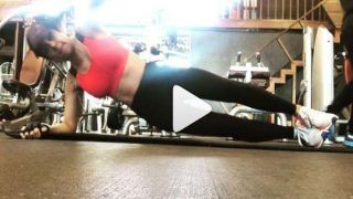 Video: रेड स्पोर्ट्स ब्रा-जिम टाइट्स में मंदिरा बेदी के Side Plank Dips, आप कर सकेंगे?
