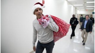 क्रिसमस: सांता बन बच्चों को गिफ्ट देने अस्पताल पहुंचे बराक ओबामा, बांटी खुशियां
