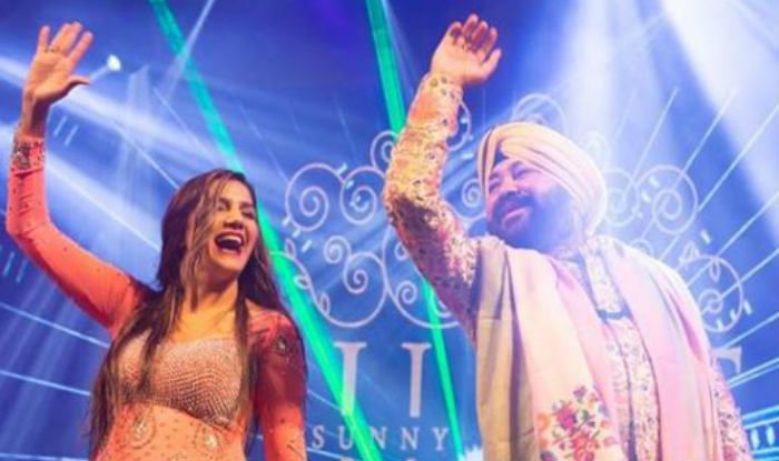 Haryanvi Hot Bomb Sapna Choudhary Looks Sexy as She Performs Bhangra on Kudiyan Sehar Diyan Along With Daler Mehendi – Watch Video Haryanvi Hot Bomb Sapna Choudhary Looks Sexy as She Performs Bhangra on Kudiyan Sehar Diyan Along With Daler Mehendi – Watch Video