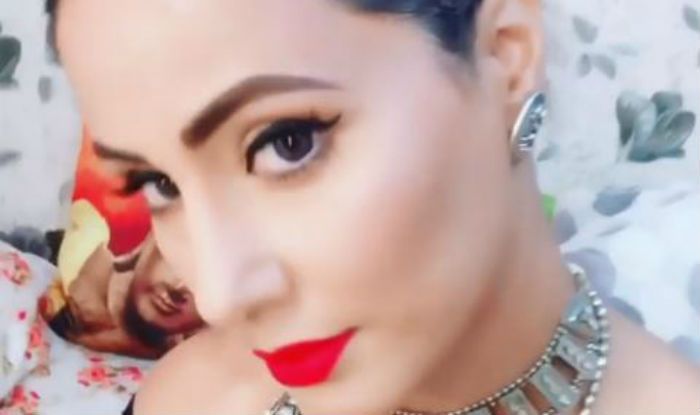 Television Hotness Hina Khan Looks Hot And Sexy as She Flaunts Her Flawless Beauty in Black Top And Bold Lips in Latest Video Television Hotness Hina Khan Looks Hot And Sexy as She Flaunts Her Flawless Beauty in Black Top And Bold Lips in Latest Video