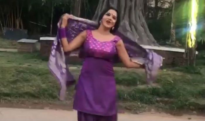 Bhojpuri Hotness And Nazar Fame Monalisa Looks Sexy as She Grooves to ‘Mera Naam Tu’ on The Sets of The Show – Watch Bhojpuri Hotness And Nazar Fame Monalisa Looks Sexy as She Grooves to ‘Mera Naam Tu’ on The Sets of The Show – Watch