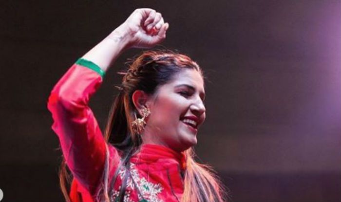 Haryanvi Bombshell Sapna Choudhary Looks Hot as She Flaunts her Sexy Thumkas on ‘Nazar Lag Jagi’ During Stage Show – Watch Viral Video Haryanvi Bombshell Sapna Choudhary Looks Hot as She Flaunts her Sexy Thumkas on ‘Nazar Lag Jagi’ During Stage Show – Watch Viral Video