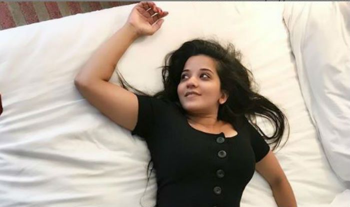 700px x 415px - Bhojpuri Bomb And Nazar Actress Monalisa Looks Sexy, Poses ...