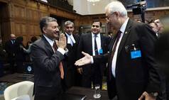 Namaste, MEA Joint Secretary Deepak Mittal Refuses to Shake Hands With Pak Official at ICJ