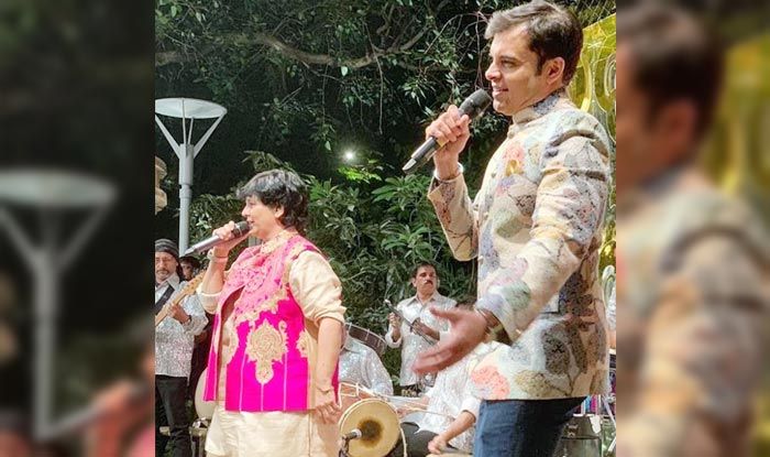 Cdata In The Time Of Coronavirus Singer Falguni Pathak Entertains Neighbours With Melodious Song Watch india com