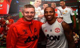England Midfielder Ashley Young Signs New Manchester United Deal