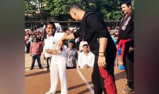 Viral Video: Khiladi Kumar Teaching Self-Defence to Girls Will Make You Try Out Few Techniques Yourself