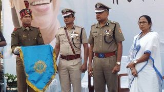 Kolkata Crisis: On Day 2 of Dharna, Mamata Banerjee Felicitates Police Officials on Stage; Kolkata Commissioner Also Present Kolkata Crisis: On Day 2 of Dharna, Mamata Banerjee Felicitates Police Officials on Stage; Kolkata Commissioner Also Present