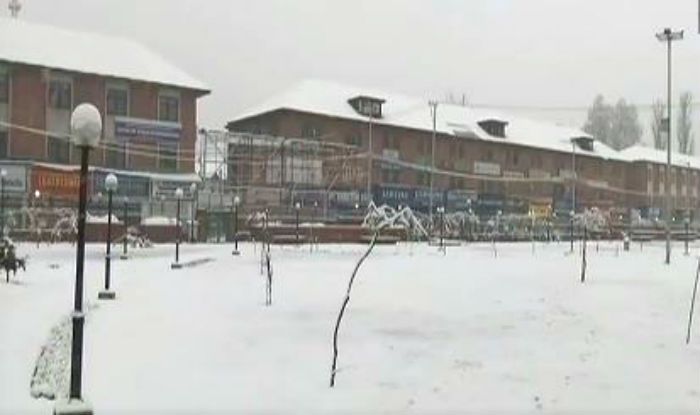 Jammu And Kashmir's Srinagar Turns White, Heavy Snowfall Disrupts Flight Operations Jammu And Kashmir’s Srinagar Turns White, Heavy Snowfall Disrupts Flight Operations