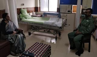 Nirmala Sitharaman Meets Abhinandan Varthaman at Hospital