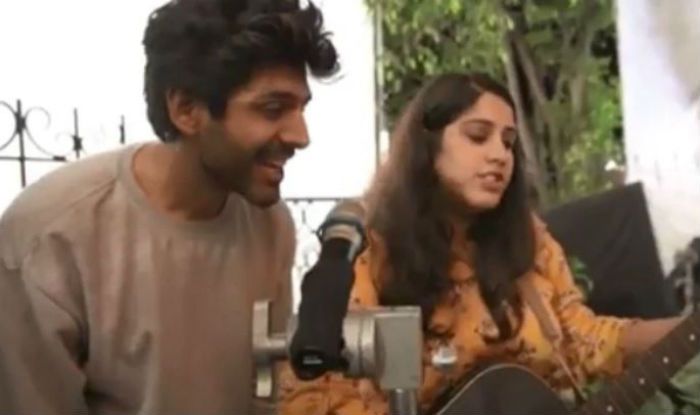 Kartik Aaryan Sings ‘Tera Yaar Hoon Main’ on The Sets in Delhi Kartik Aaryan Sings ‘Tera Yaar Hoon Main’ on The Sets in Delhi