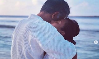 25 साल छोटी पत्‍नी के साथ Beach पर रोमांटिक हुए मिलिंद सोमन, देखें Videos, Photos