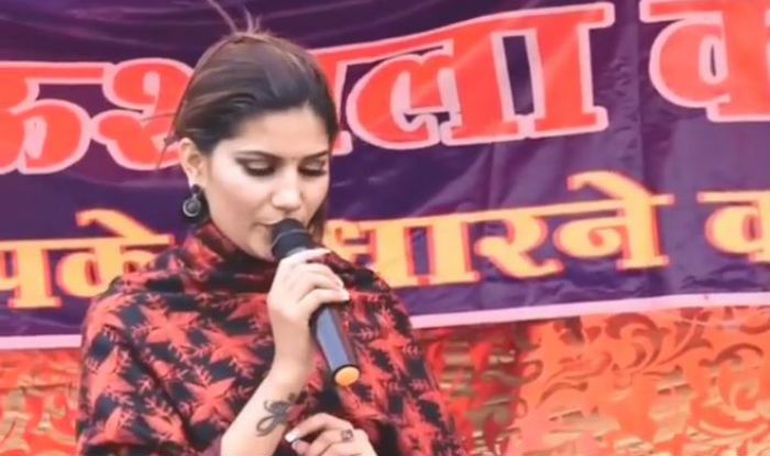 Haryanvi Super Hot Dancer Sapna Choudhary Sings Haan Maine Bhi Pyaar Kiya Song On A Stage Show Watch India Com haryanvi super hot dancer sapna