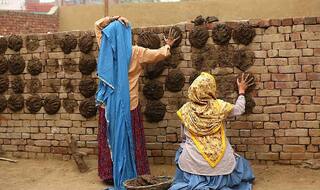 Dikhe Kuch Kamaal Ka Pak Raha Hai! This Pic of Taapsee And Bhumi Making Cow Dung Cakes Promises a Fun Film