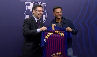 Great Wall at Camp Nou! Dravid Gets Customised Barca Jersey, Hails Messi, Suarez | WATCH