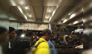 Helicopter Lands! Dhoni Gets a Sweet Surprise on Reaching Kolkata | WATCH