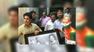 Happy Birthday Sachin Tendulkar: Elated Fans Chant 'Sachin, Sachin' as They Meet Master Blaster in Mumbai Residence | WATCH VIDEO