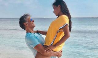 PICS: प्यार की चाशनी में डूबी मिलिंद-अंकिता की रोमांटिक तस्वीरें, दिल धड़का देंगी