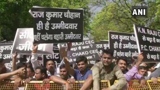 राहुल गांधी के आवास के बाहर कांग्रेस कार्यकर्ताओं ने किया जमकर विरोध प्रदर्शन राहुल गांधी के आवास के बाहर कांग्रेस कार्यकर्ताओं ने किया जमकर विरोध प्रदर्शन