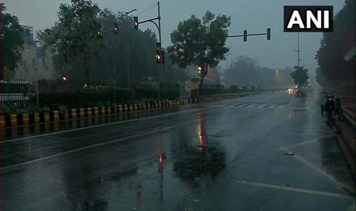 Heavy Rain, Thunderstorm Hits Delhi-NCR; Normal Life Disrupted Heavy Rain, Thunderstorm Hits Delhi-NCR; Normal Life Disrupted