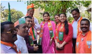 मुंबई: BJP लीडर शाइना एनसी ने कांग्रेस प्रत्याशी उर्मिला मातोंडकर पर कसा तंज, बताया ग्लैमर डॉल