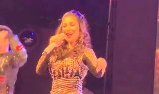 Sophie Choudry Sings And Dances to 'Mera Babu Chail Chabila' During a Stage Show, Watch Video