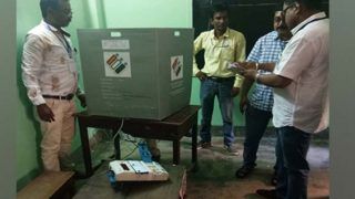 वीवीपीएटी मशीन से निकला सांप तो मतदान केंद्र पर मच गई अफरातफरी